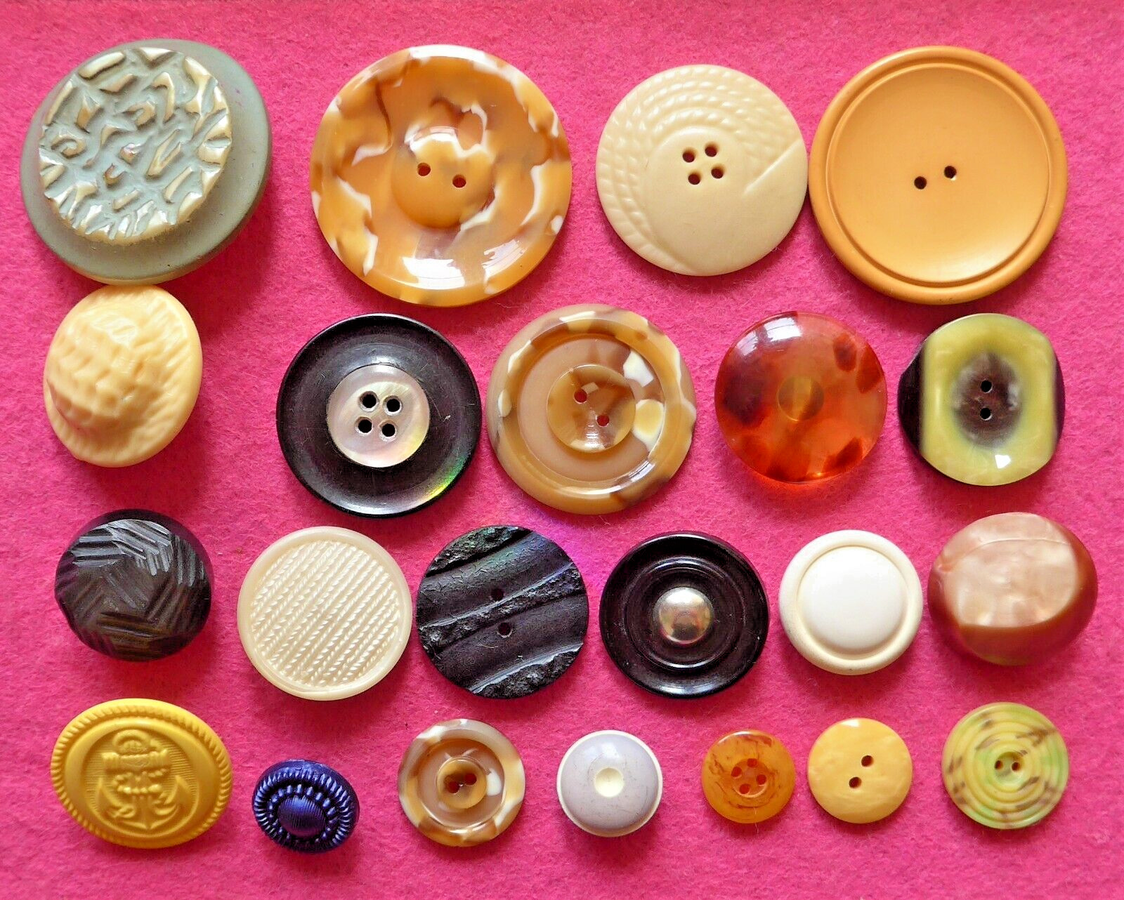 SALE - 22 vintage COLLECTABLE very COLORFUL early plastic buttons ( 37 )