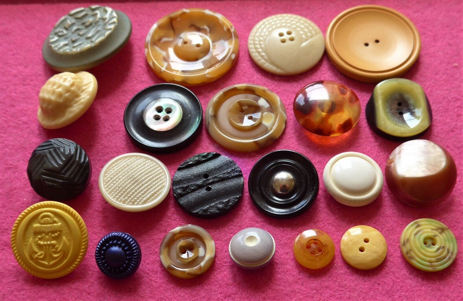 SALE - 22 vintage COLLECTABLE very COLORFUL early plastic buttons ( 37 )