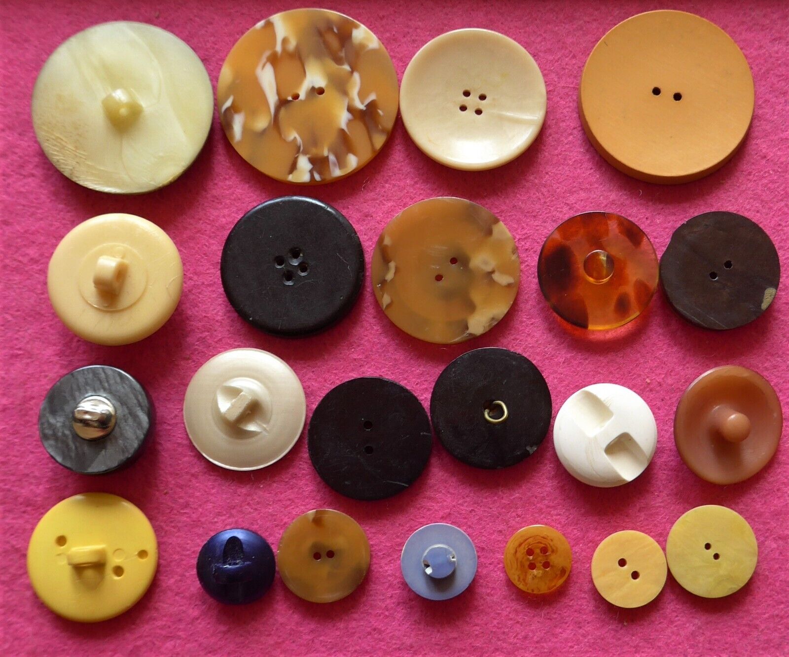 SALE - 22 vintage COLLECTABLE very COLORFUL early plastic buttons ( 37 )