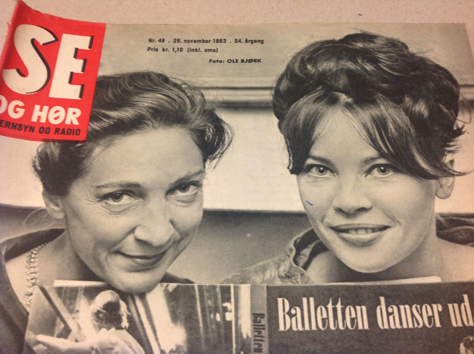 LESLIE CARON AND MARGRETHE SCHANNE JFK FUNERAL FRONT COVER Danish Magazine 1963