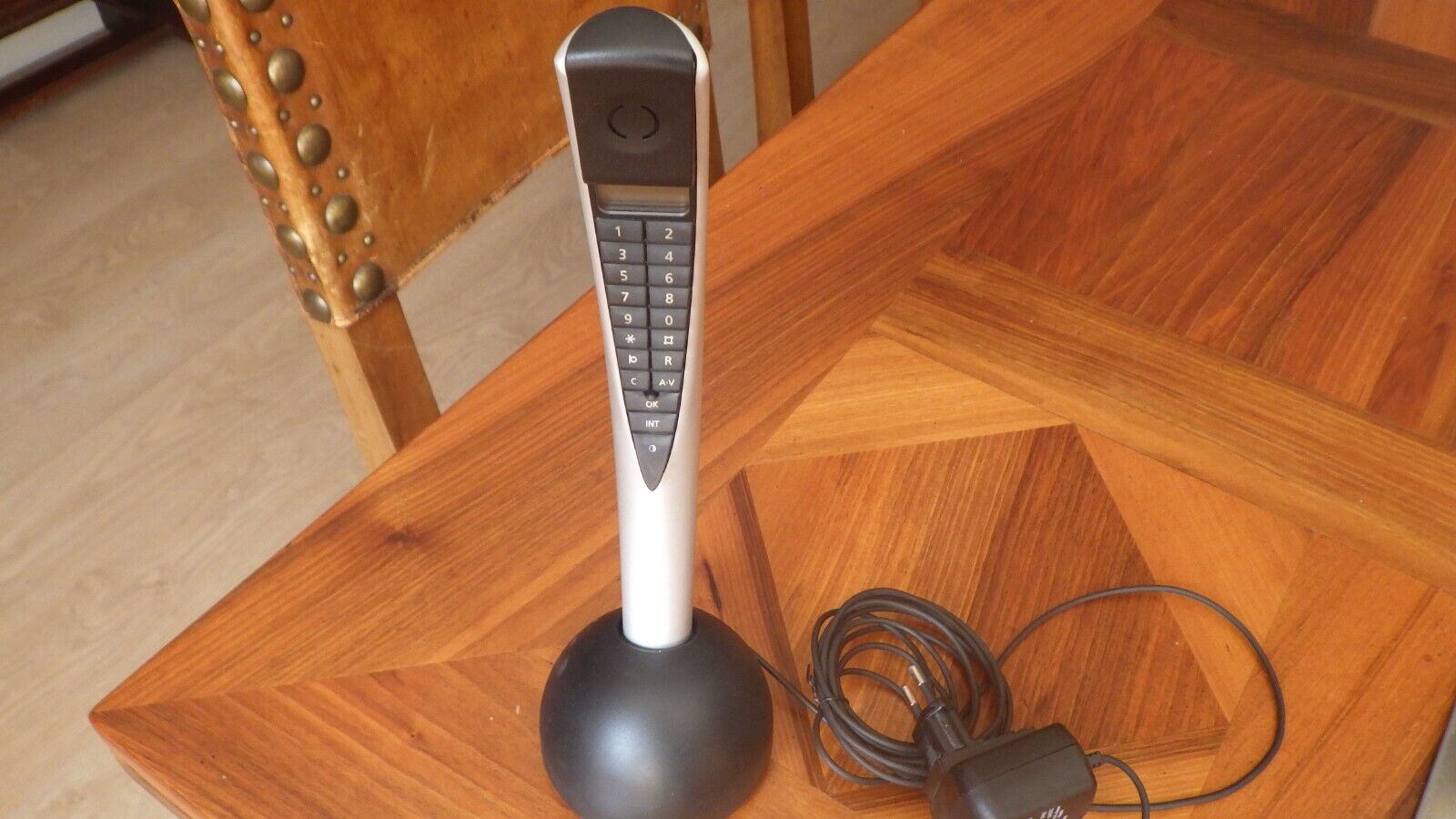 BO - Bang  Olufsen Design Phone BeoCom 2 with Table Charger