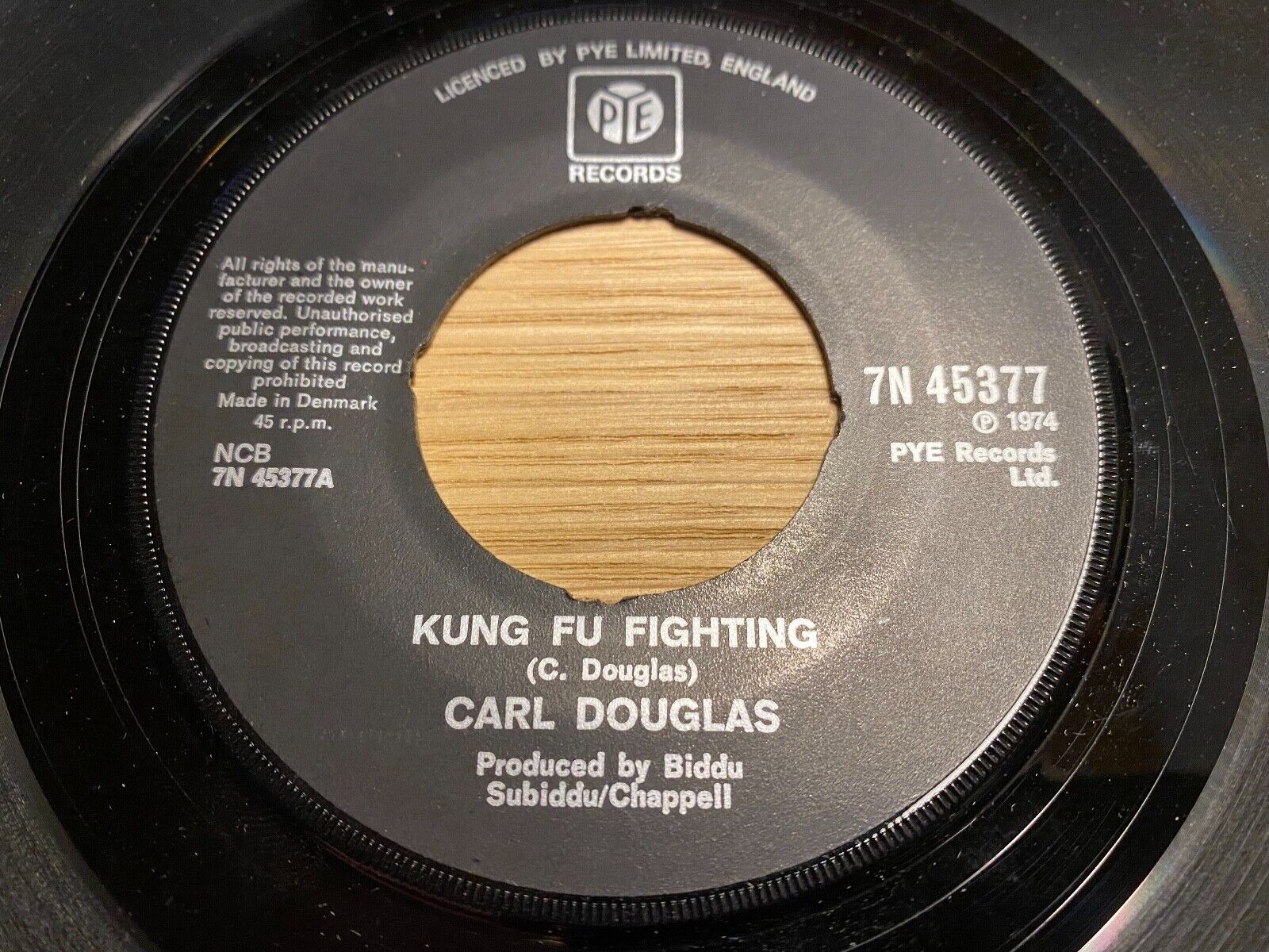 CARL DOUGLAS "KUNG FU FIGHTING / GAMBLIN´ MAN" 1974 PYE Records DENMARK NCB RARE