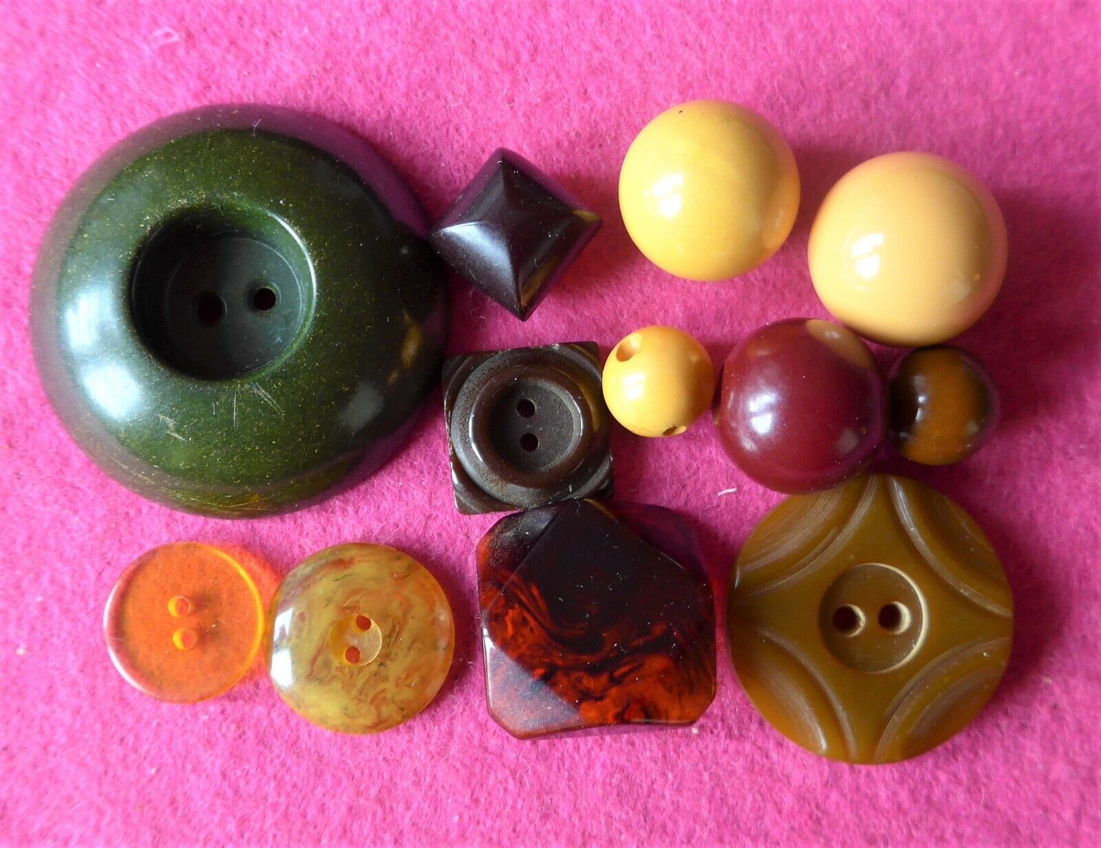 COLLECTABLE vintage 12 ART DECO BAKELITE BUTTONS - carved shaped - tested ( 72 )