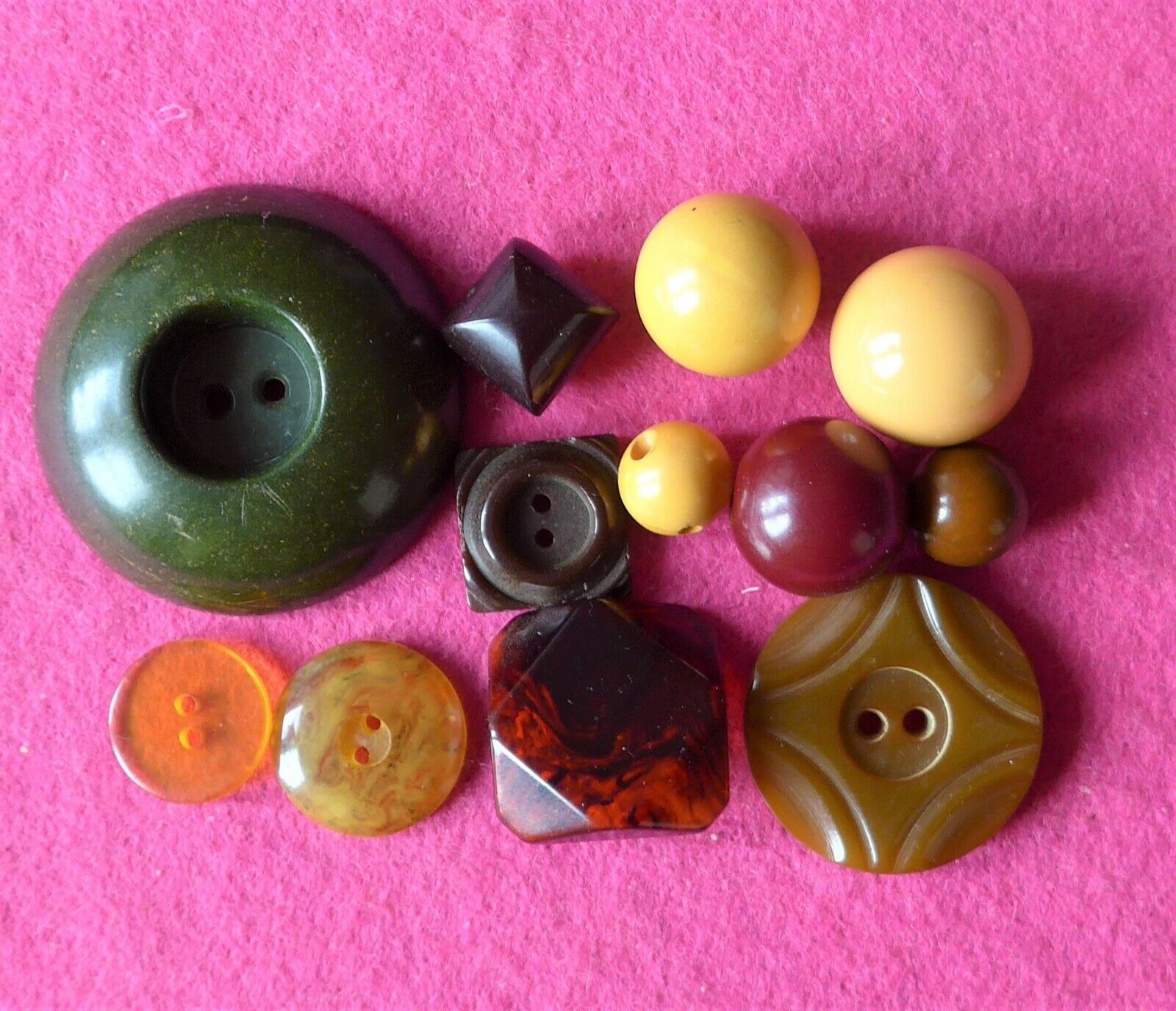 COLLECTABLE vintage 12 ART DECO BAKELITE BUTTONS - carved shaped - tested ( 72 )