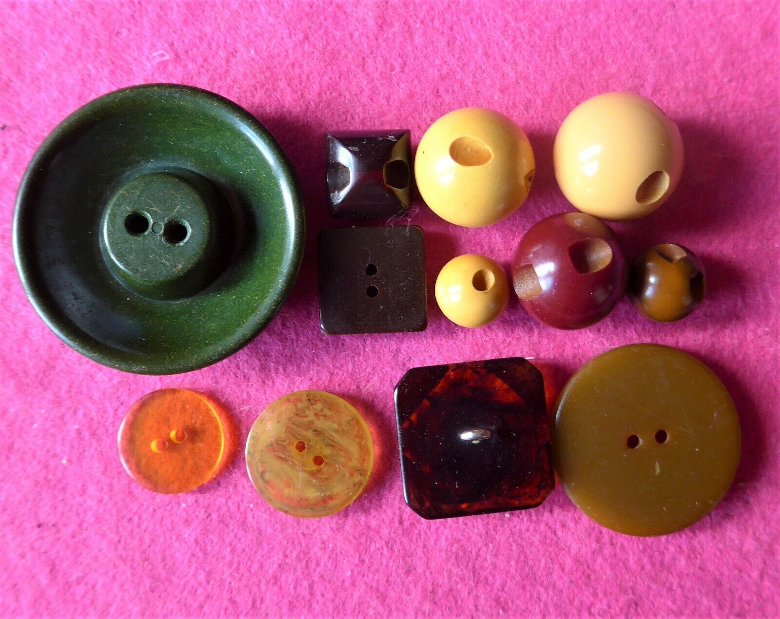 COLLECTABLE vintage 12 ART DECO BAKELITE BUTTONS - carved shaped - tested ( 72 )