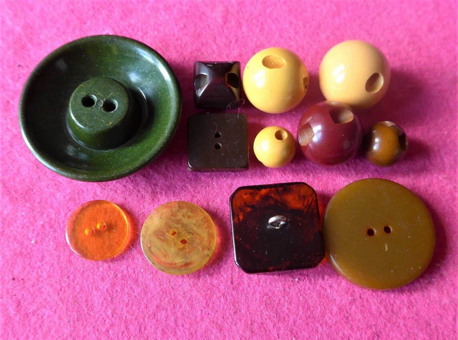 COLLECTABLE vintage 12 ART DECO BAKELITE BUTTONS - carved shaped - tested ( 72 )