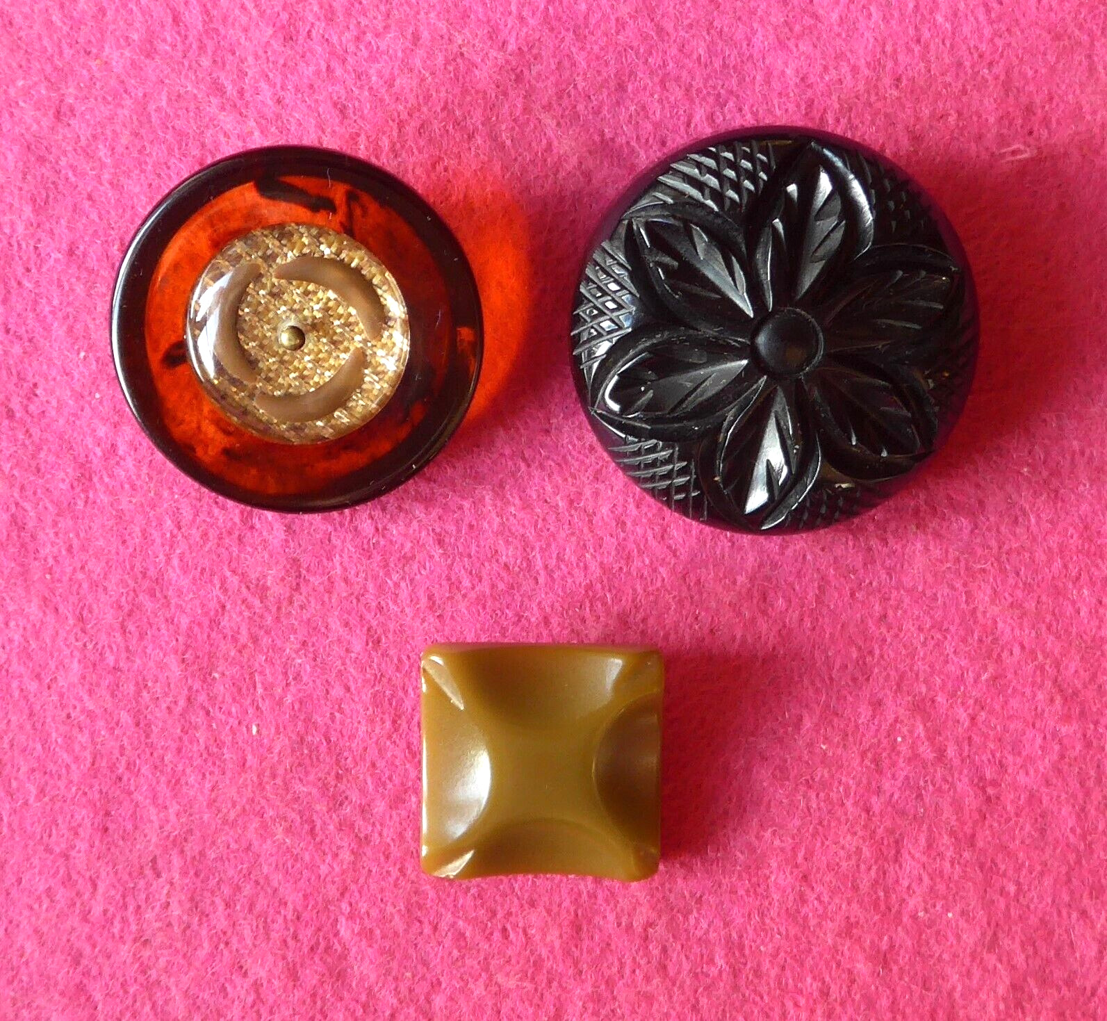 COLLECTABLE vintage 3 ART DECO BAKELITE BUTTONS lucite insert carved tested (26)