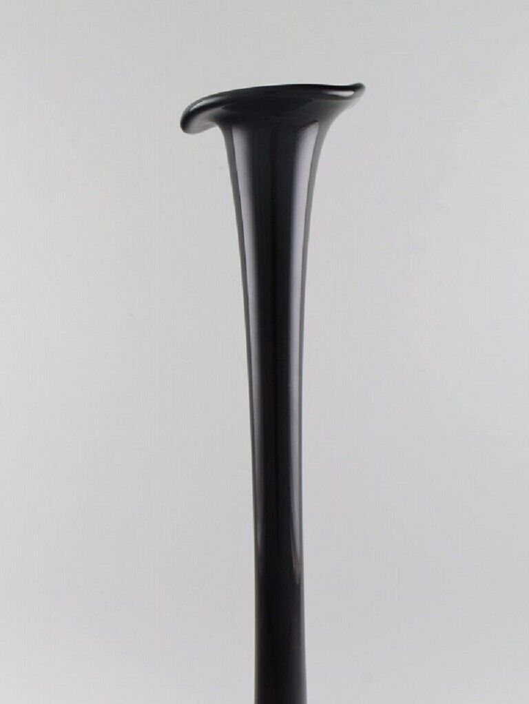 Colossal Murano floor vase in black mouth-blown art glass Italian design 1980s