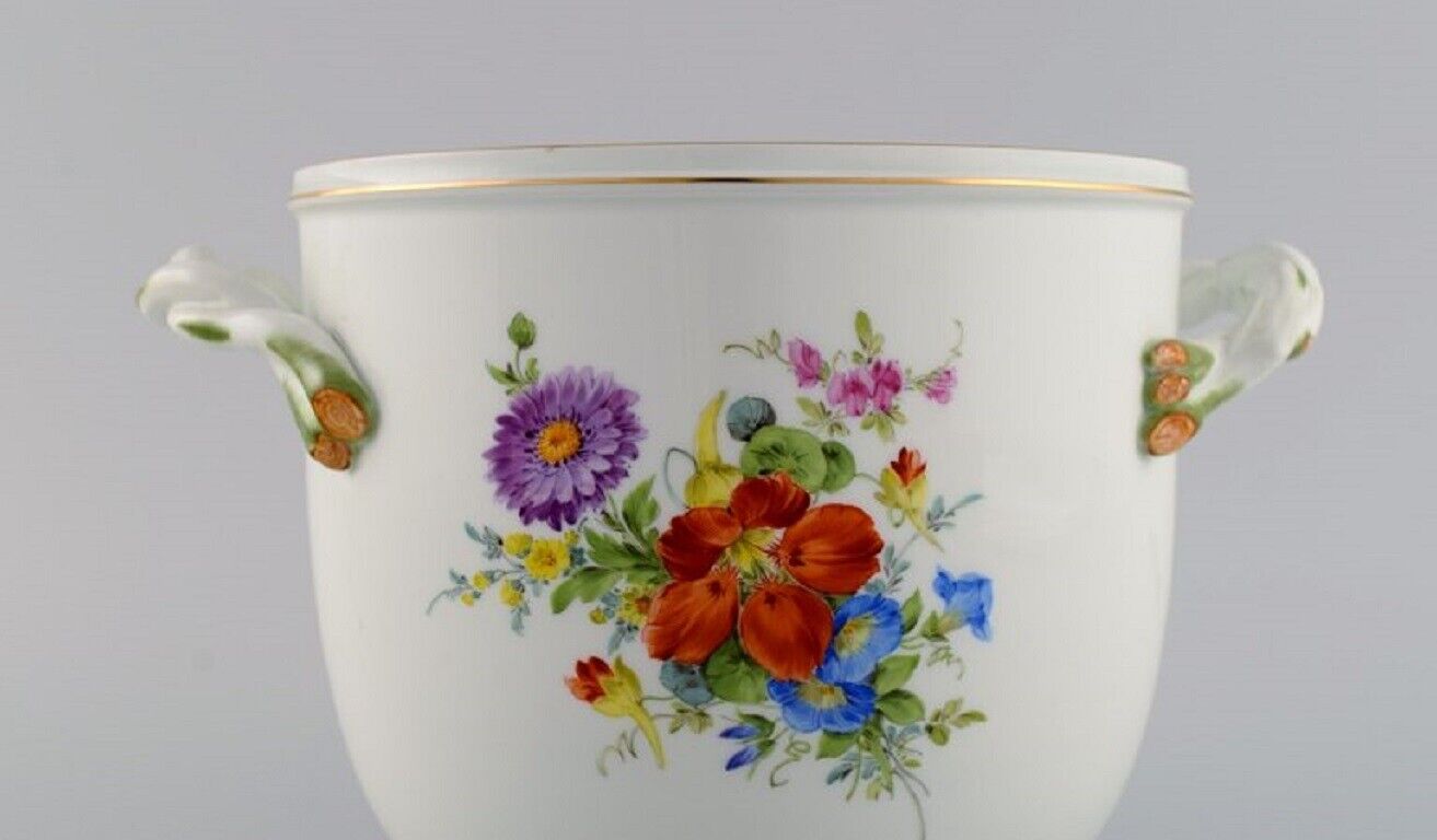 Meissen wine cooler and vase in hand-painted porcelain with flowers