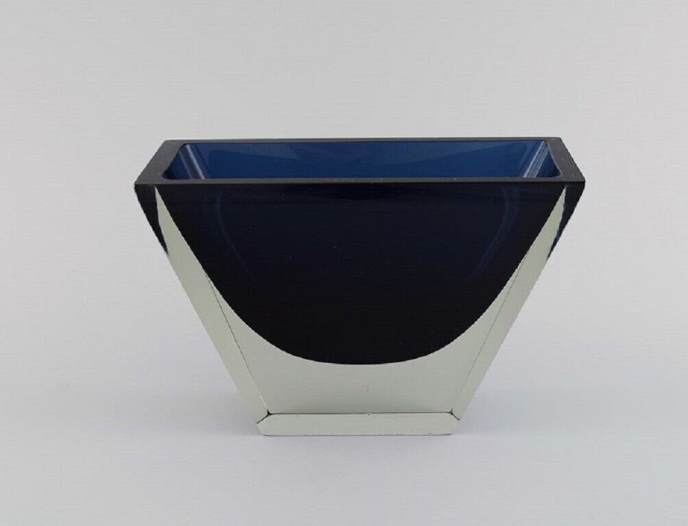 Harry Moilanen (1931-1991) Nuutajärvi Notsjö Vase in dark blue and clear glass