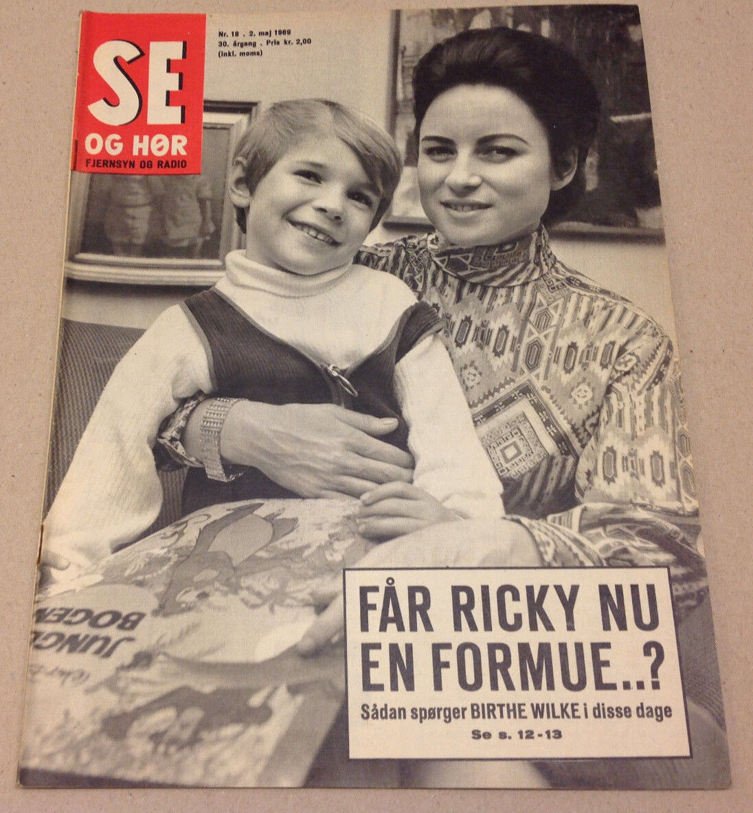 BIRTHE WILKE WITH SON RICKY SINGER ON A FRONT COVER VINTAGE Danish Magazine 1969