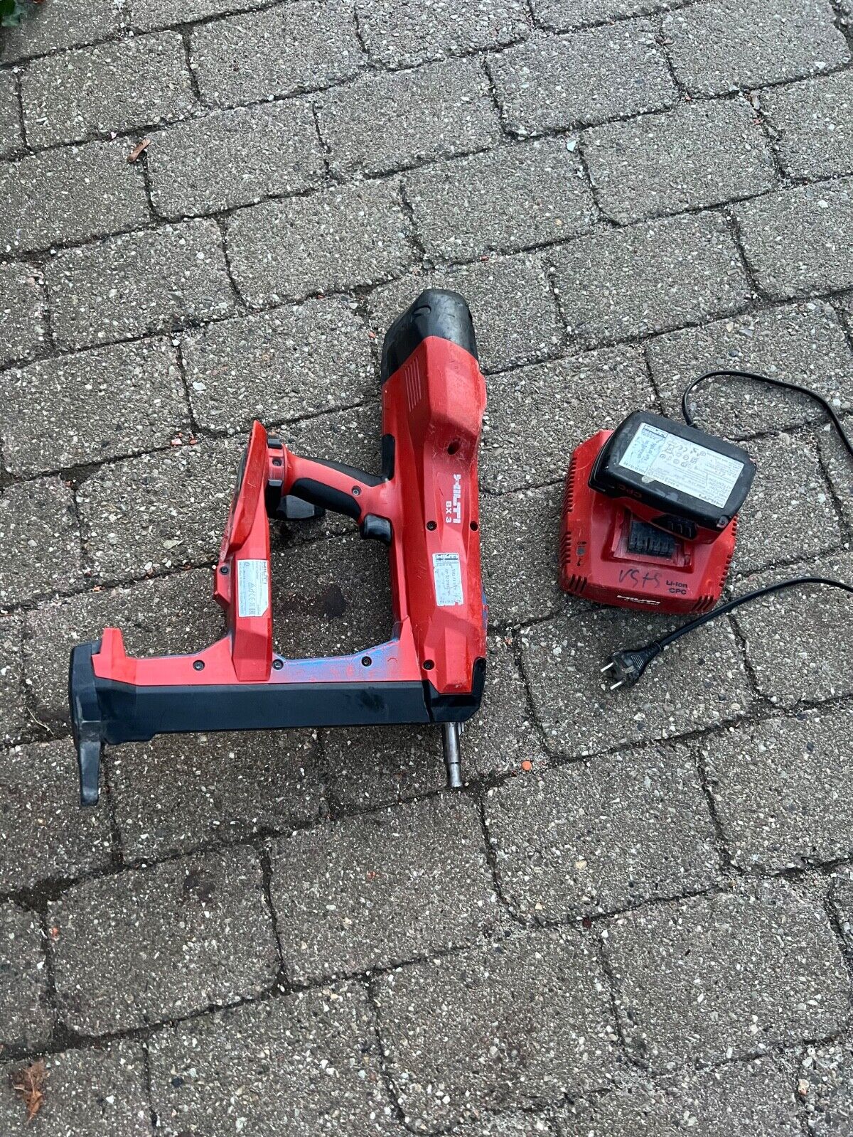 hilti bx-3 nailer tool with battery and charger