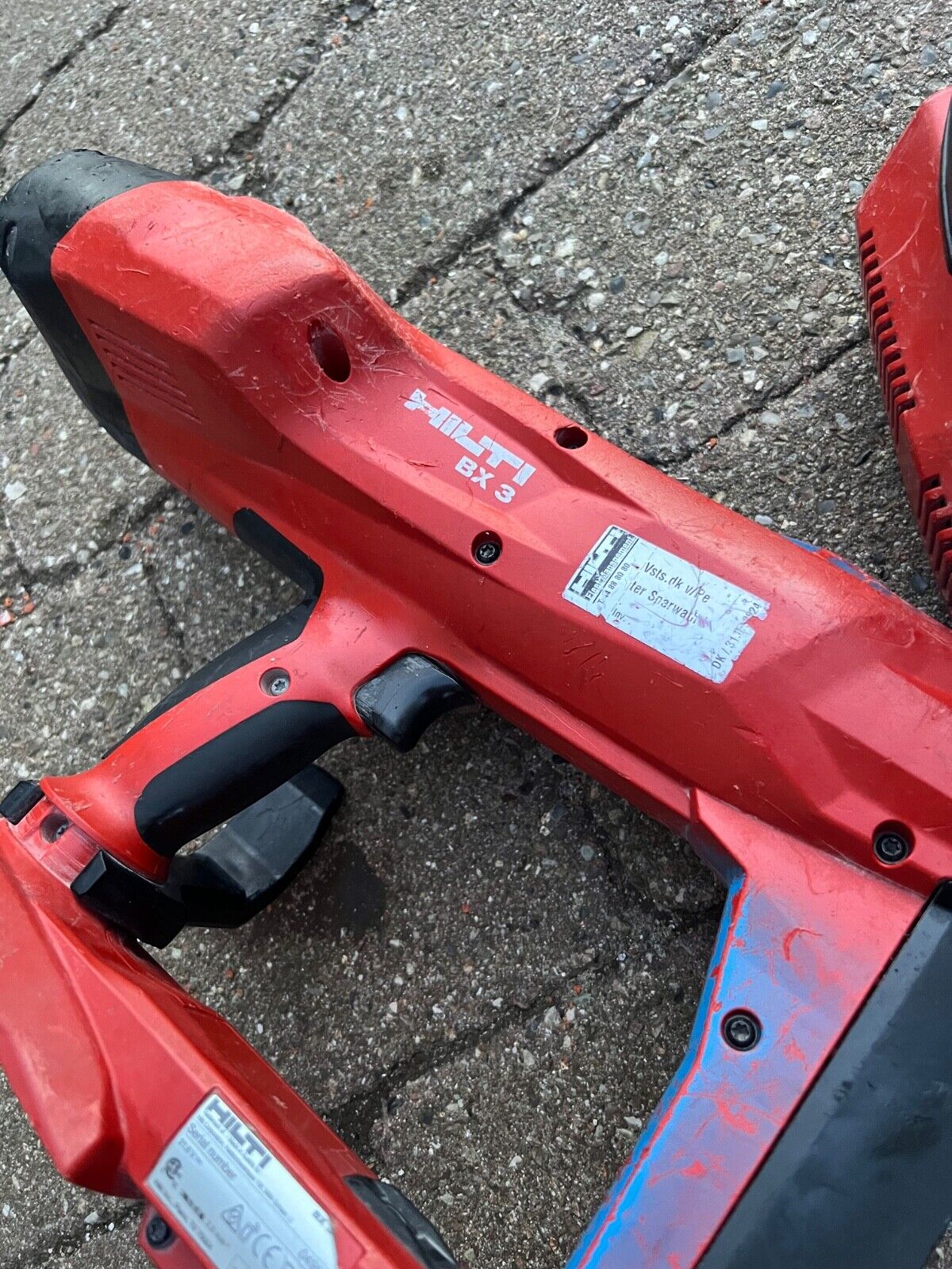 hilti bx-3 nailer tool with battery and charger