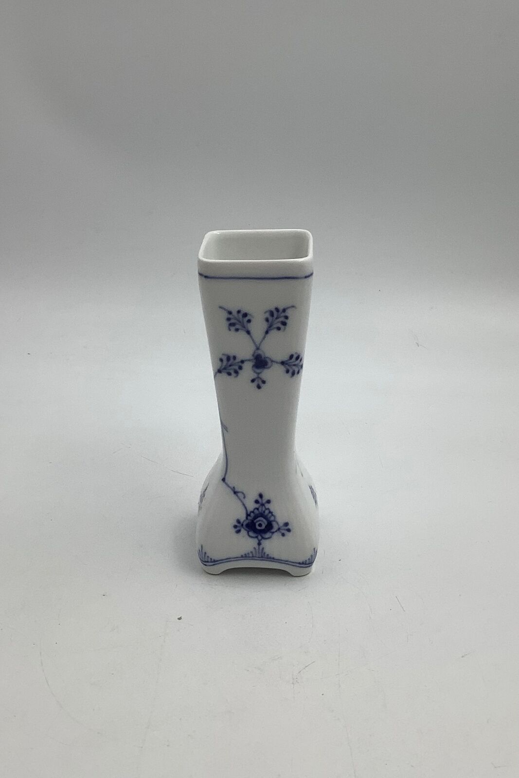 Royal Copenhagen Musselmalet Riftet vase No 438