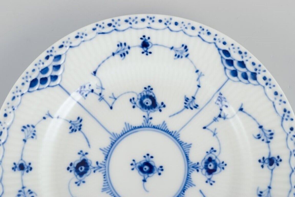 Meissen, Germany. Blue Onion pattern. Four dinner plates in porcelain.