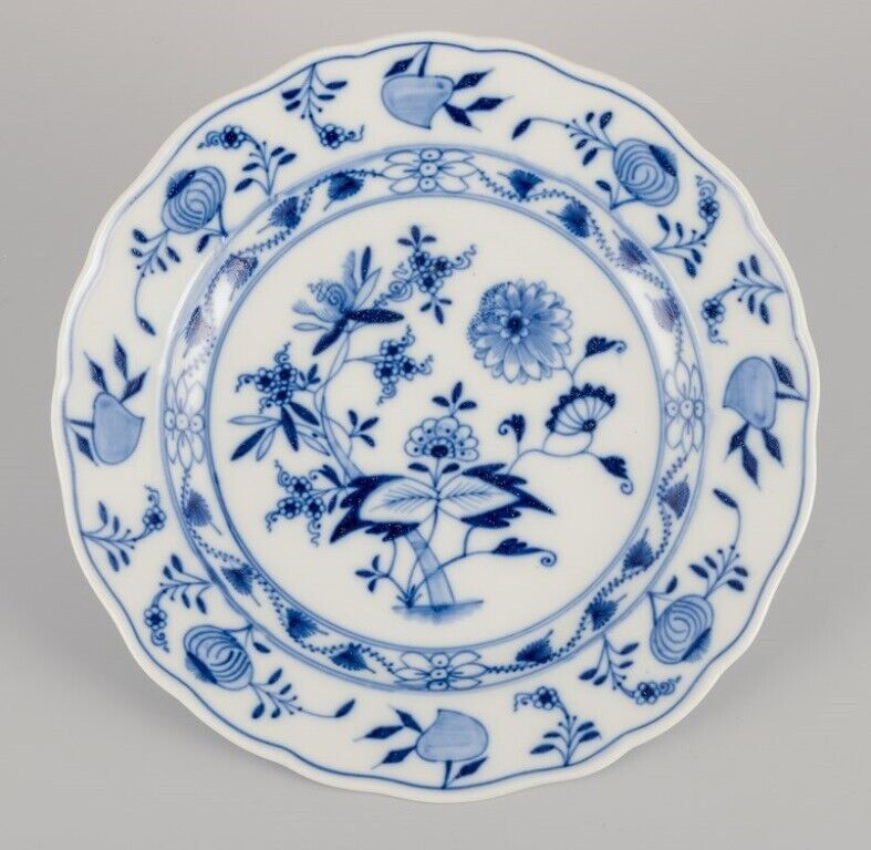 Meissen, Germany. Blue Onion pattern. Four dinner plates in porcelain.