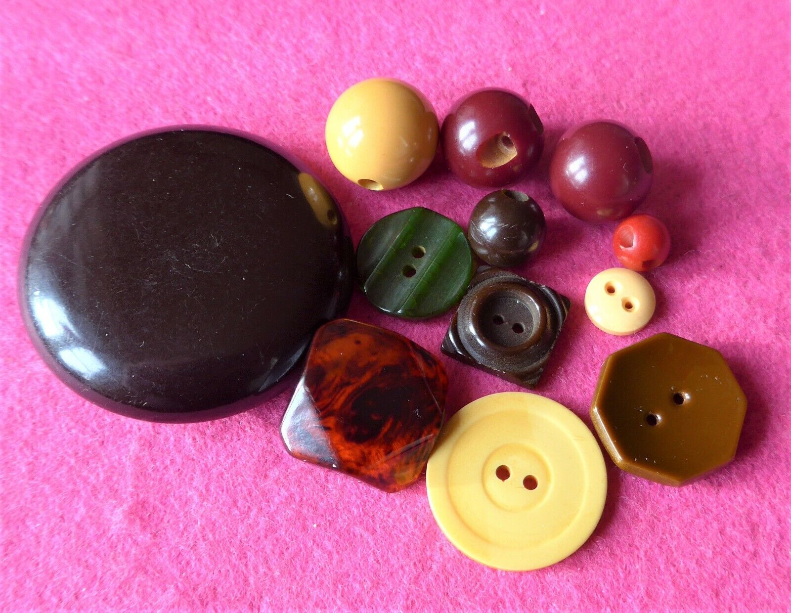 COLLECTABLE vintage 12 ART DECO BAKELITE BUTTONS - carved shaped - tested ( 13 )