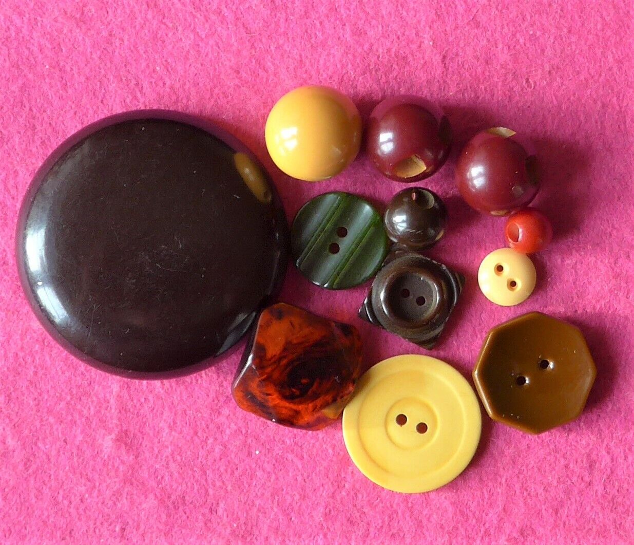 COLLECTABLE vintage 12 ART DECO BAKELITE BUTTONS - carved shaped - tested ( 13 )