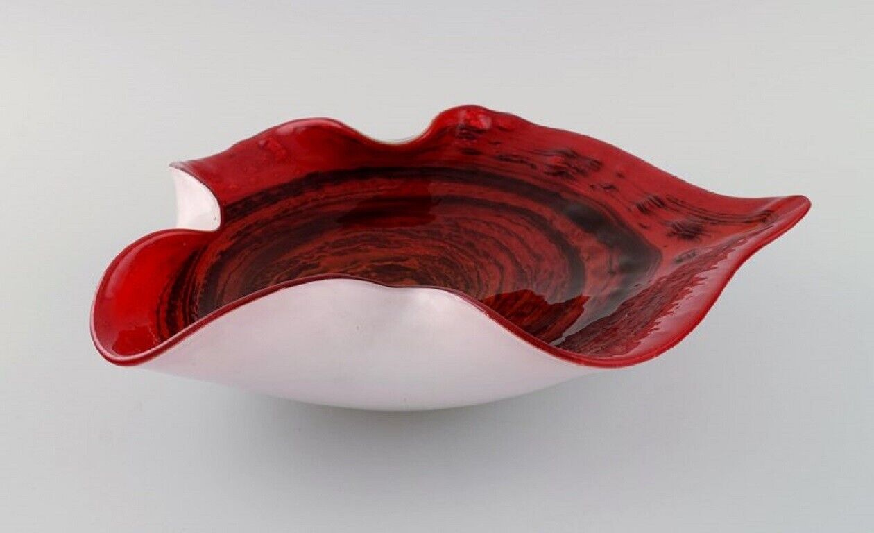 Large leaf-shaped Murano bowl in mouth-blown art glass with wavy edges