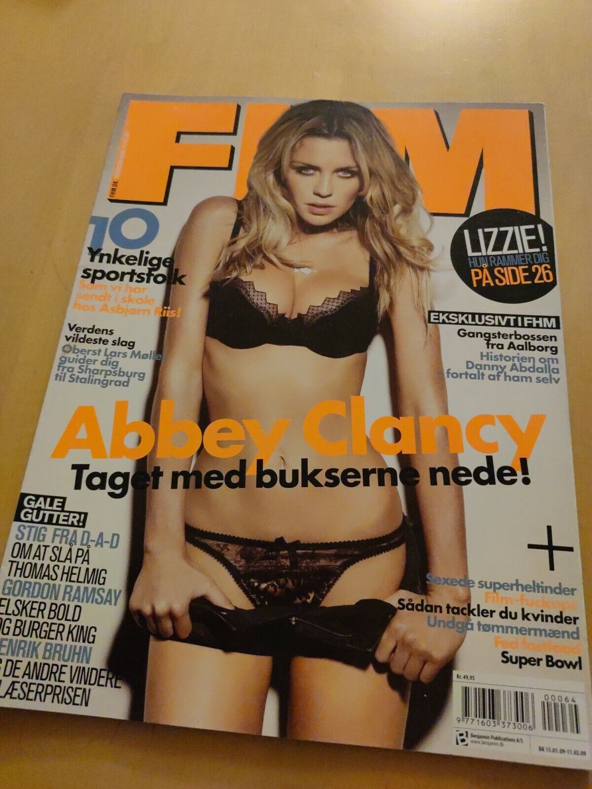 Danish Magazine FHM ABBEY CLANCY Schwarzenegger DANNY DEVITO Gordon Ramsay B10