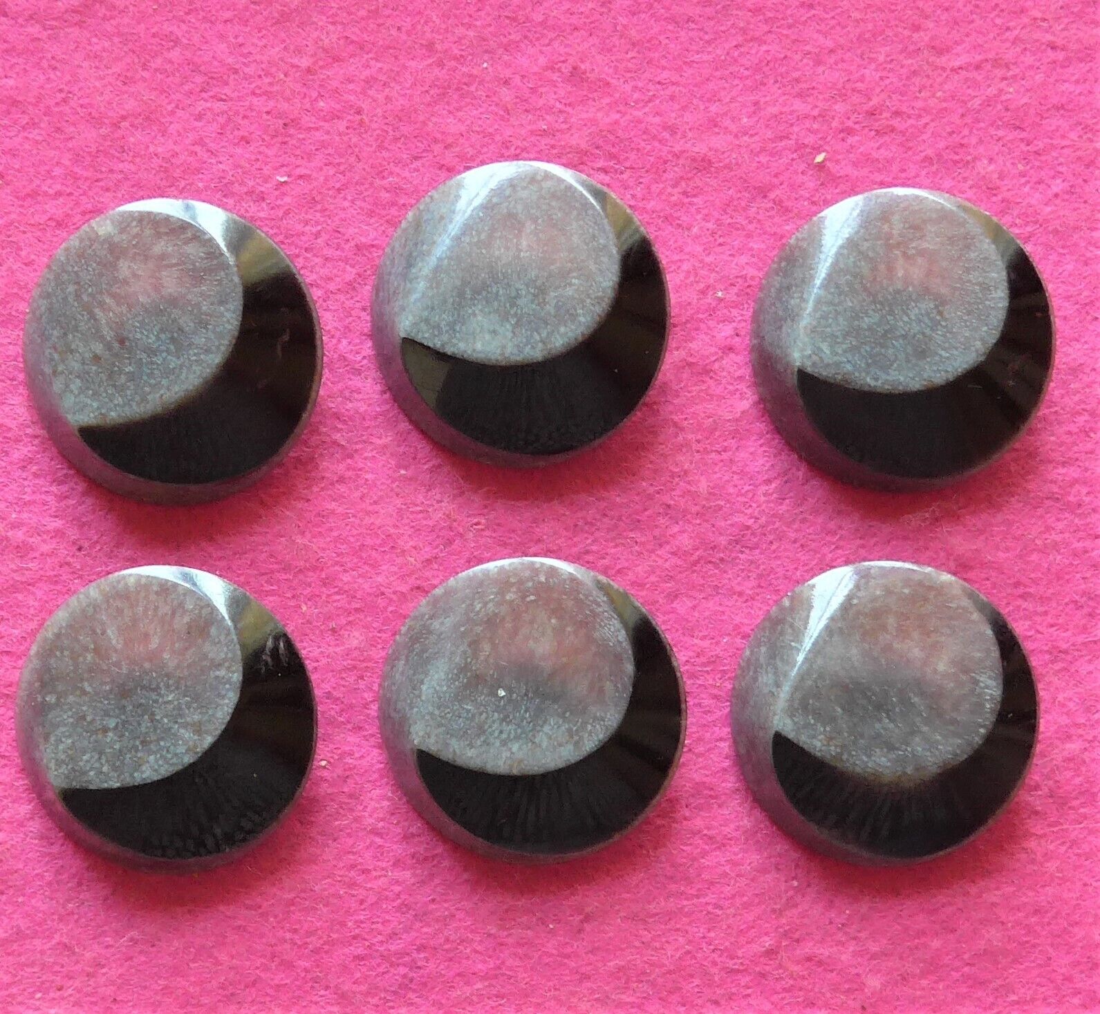 SALE - 6 vintage plastic buttons - Grey with raised design - 32 mm ( 15 )