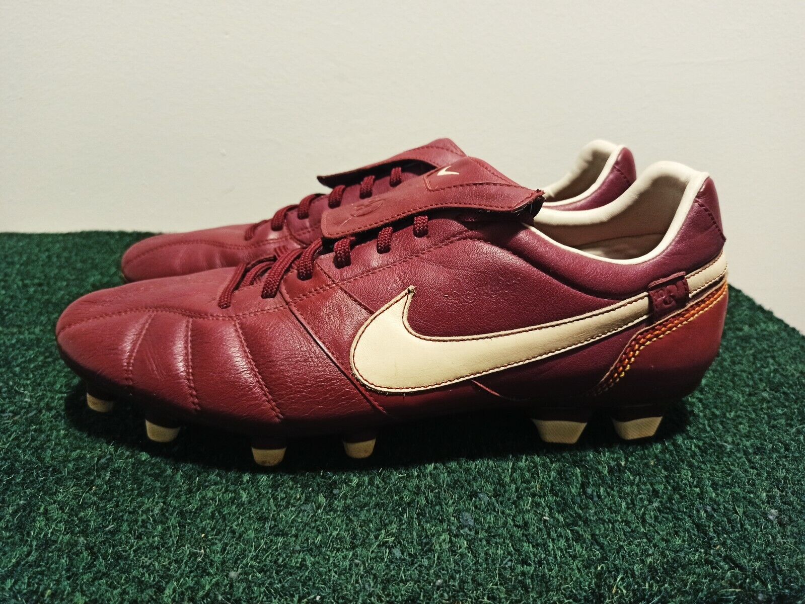 NIKE TIEMPO R10 RONALDINHO RED FOOTBALL BOOTS - SIZE US 12 EU 46