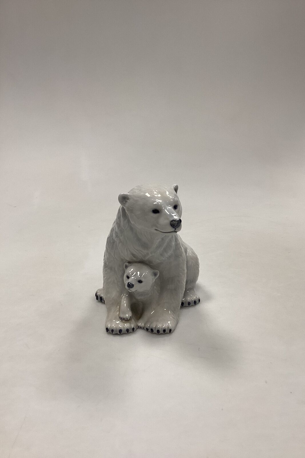 Royal Copenhagen Motherly love Figurine Polar bear Mother with cub No 353