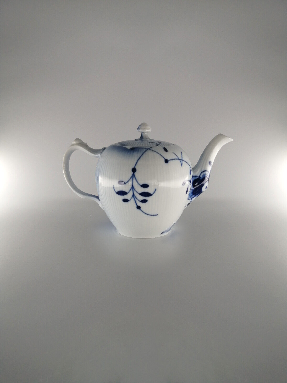 Royal Copenhagen Mega Rose Teapot (155 cm / 100 cl) - #142/143