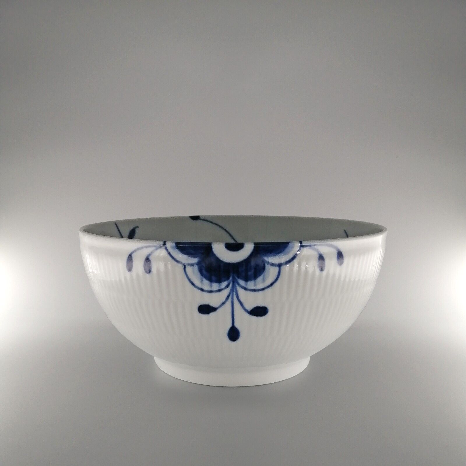 Royal Copenhagen Blue Fluted Mega Bowl (24 cm / 310 cl) - #579-bb