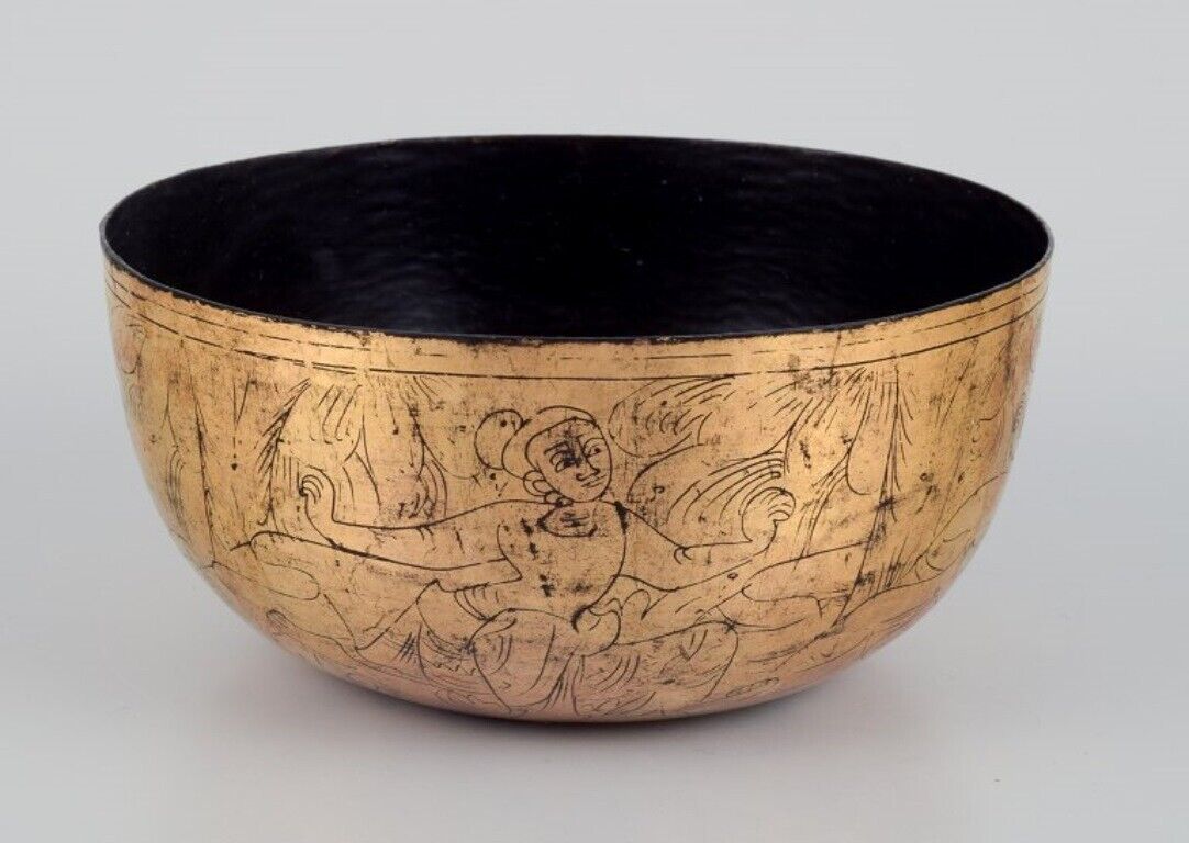 Four Asian bowls made of papier-mâché Decorated in gold and black