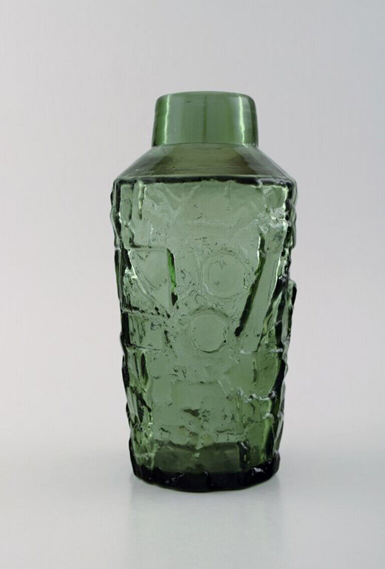 Finnish glass artist Vase in green mouth blown art glass Abstract motif