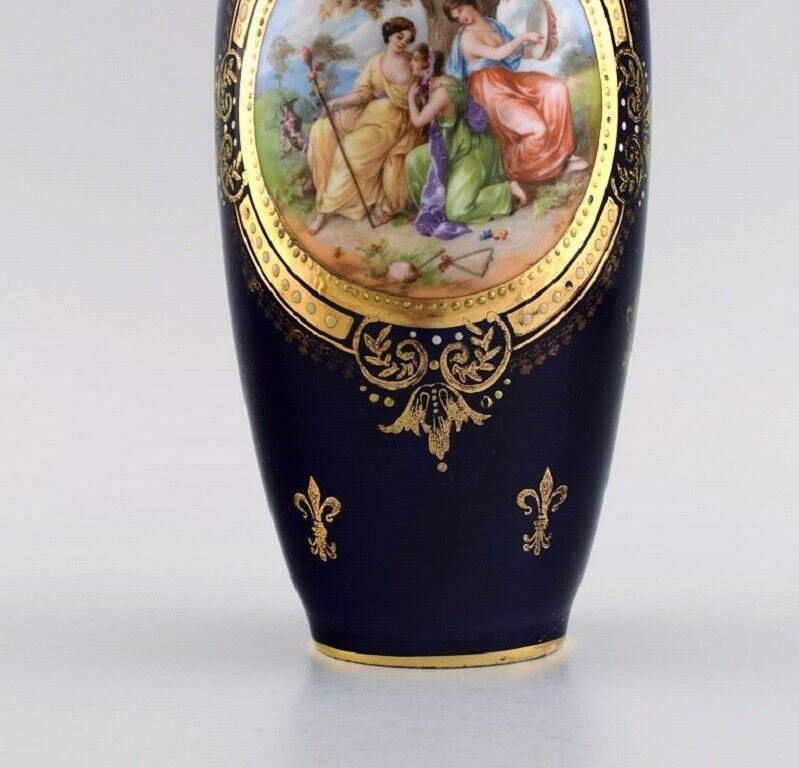 Antique Wien vase in hand-painted porcelain Classic motifs and gold decoration