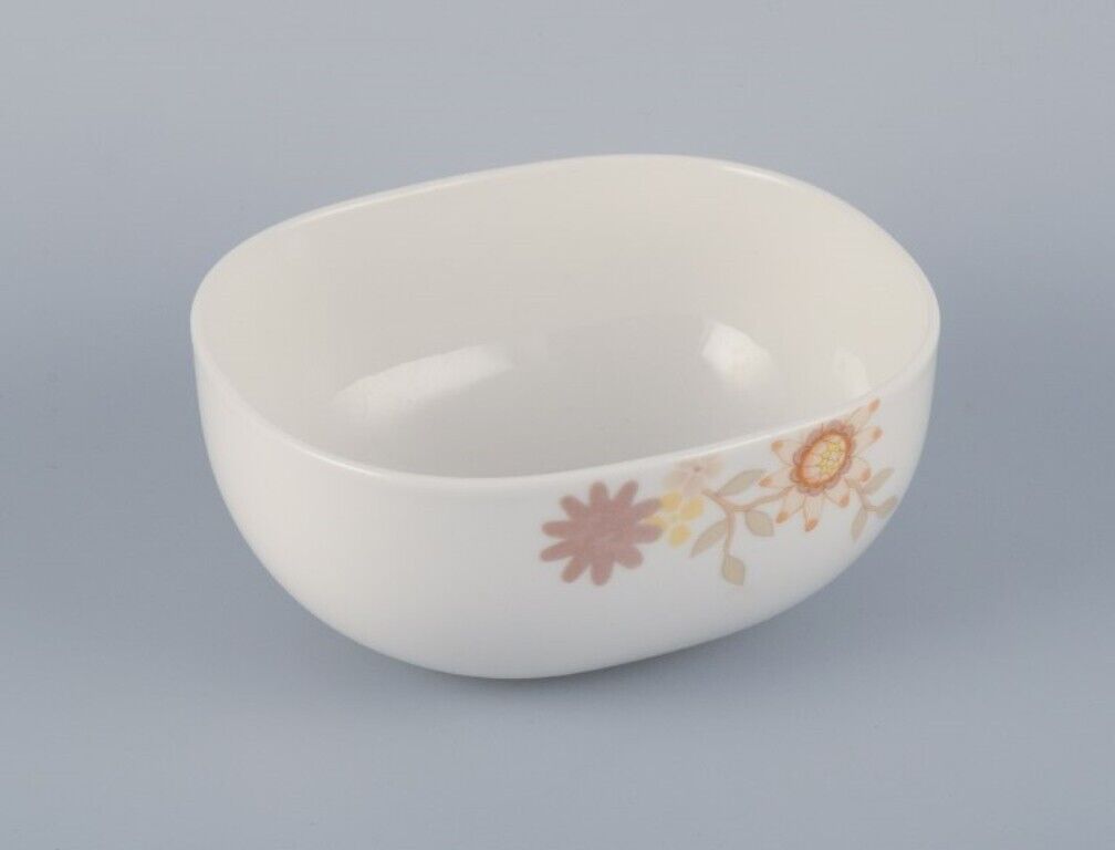 Villeroy  Boch porcelain bowl with sunflowers in retro design Late 20th C