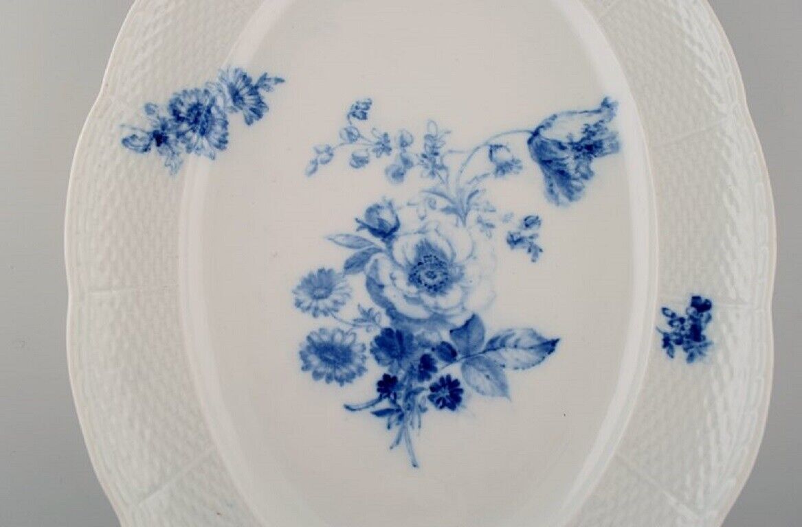 Large oval Meissen dish in hand-painted porcelain Blue flowers and butterflies