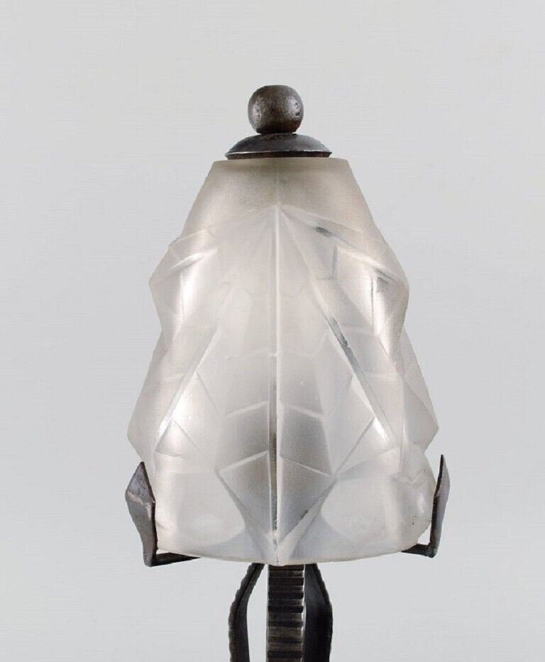 Degue France Art Deco table lamp in mouth-blown art glass and cast iron 1930s