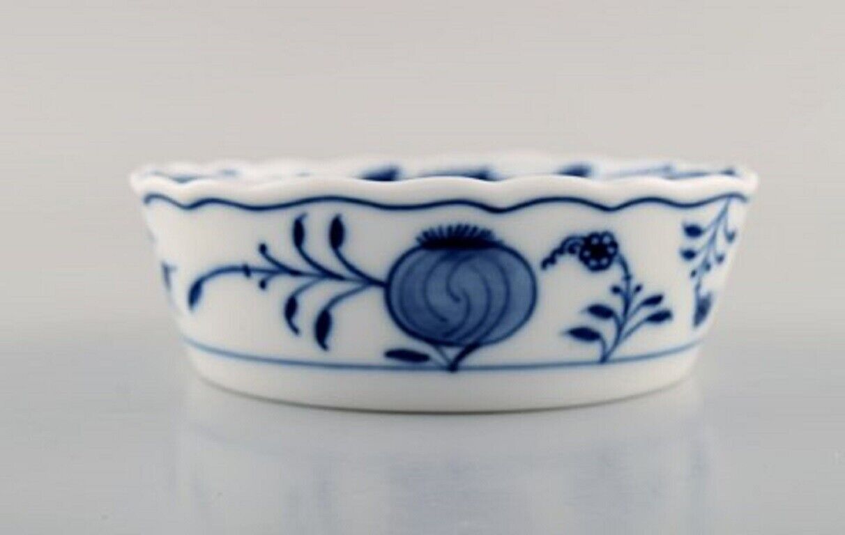 Antique Meissen "Blue onion" bowl in hand-painted porcelain Early 20th century