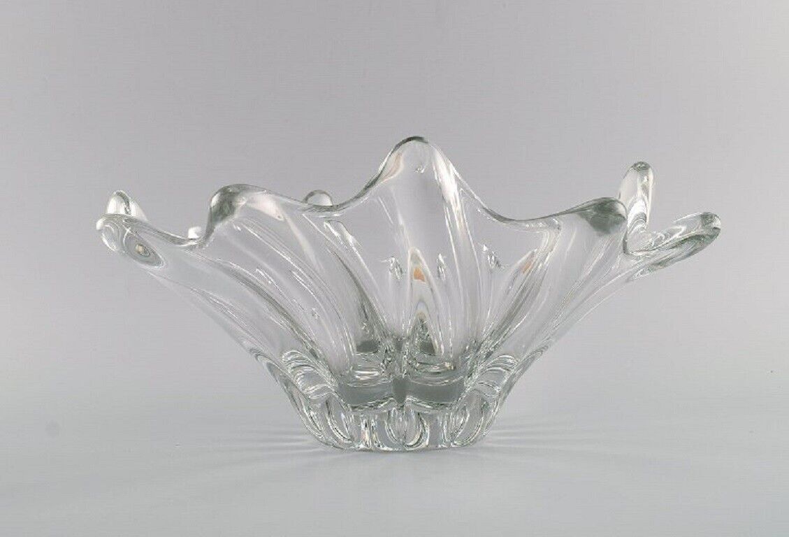 Muhr France Large bowl in clear mouth-blown art glass with wavy edge 1970s