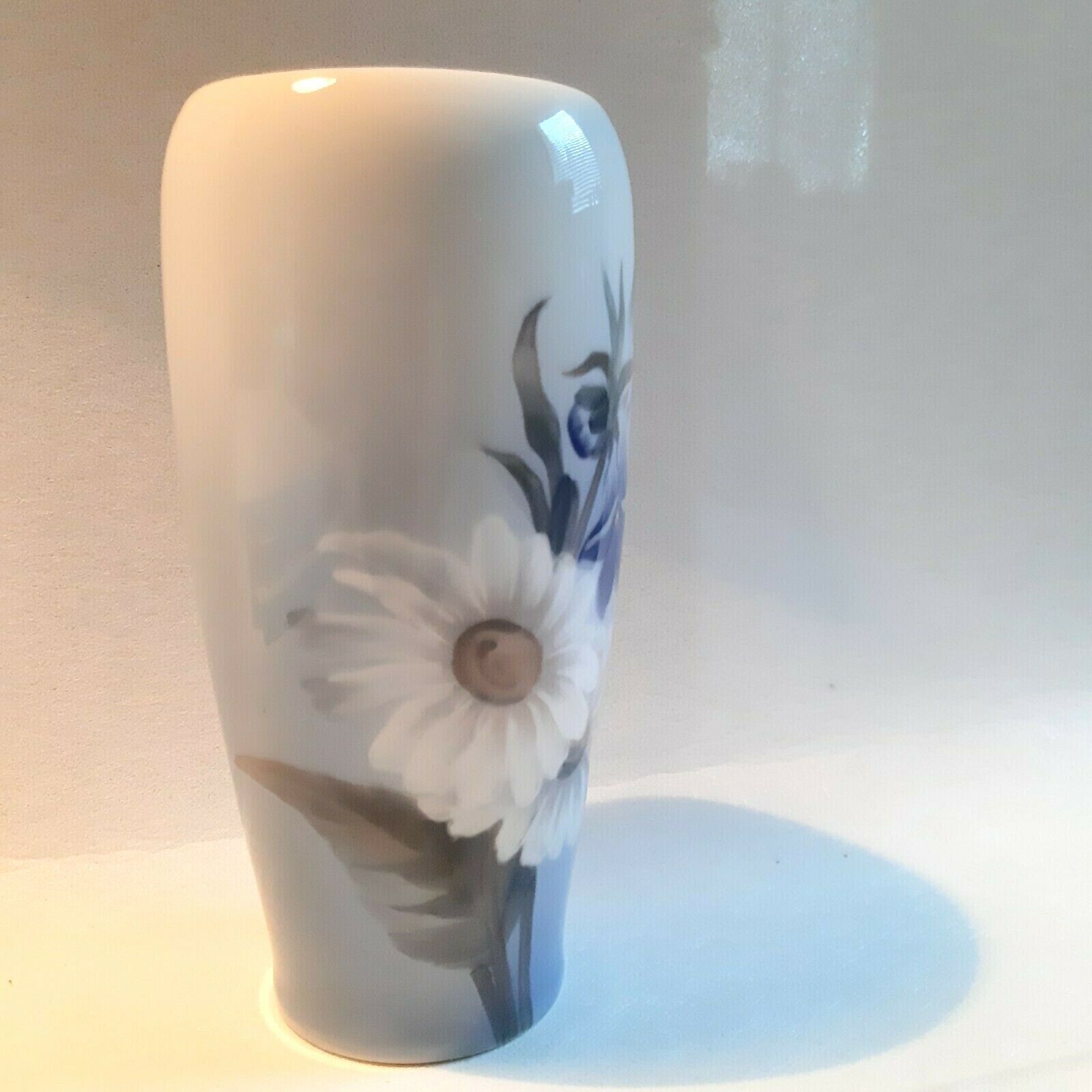 Sweet vase with Flower decor # 2651-235 Royal Copenhagen 1969-74 Fact 1