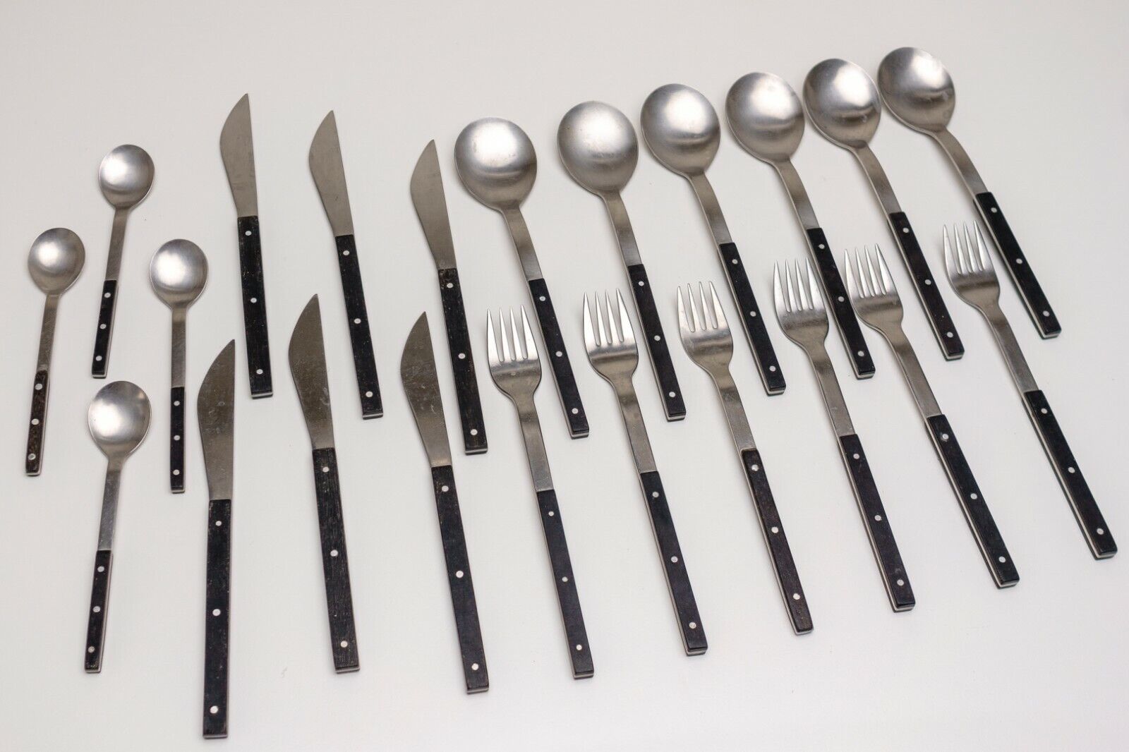 Mono E Flatware 22 pieces