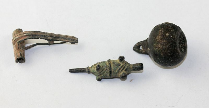 *SC* NICE ROMAN BRONZE LOT OF 2 WEIGHTS AND A FIBULA AND 1ST-3RD CENT AD