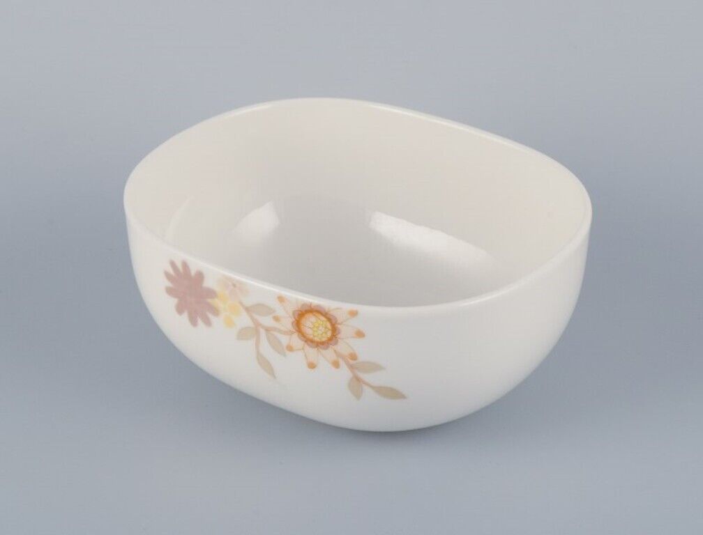 Villeroy  Boch porcelain bowl with sunflowers in retro design Late 20th C