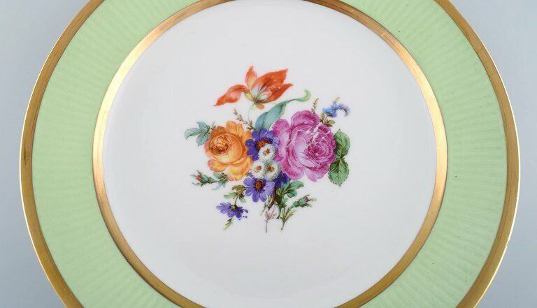 Royal Copenhagen plate in hand-painted porcelain with floral motif