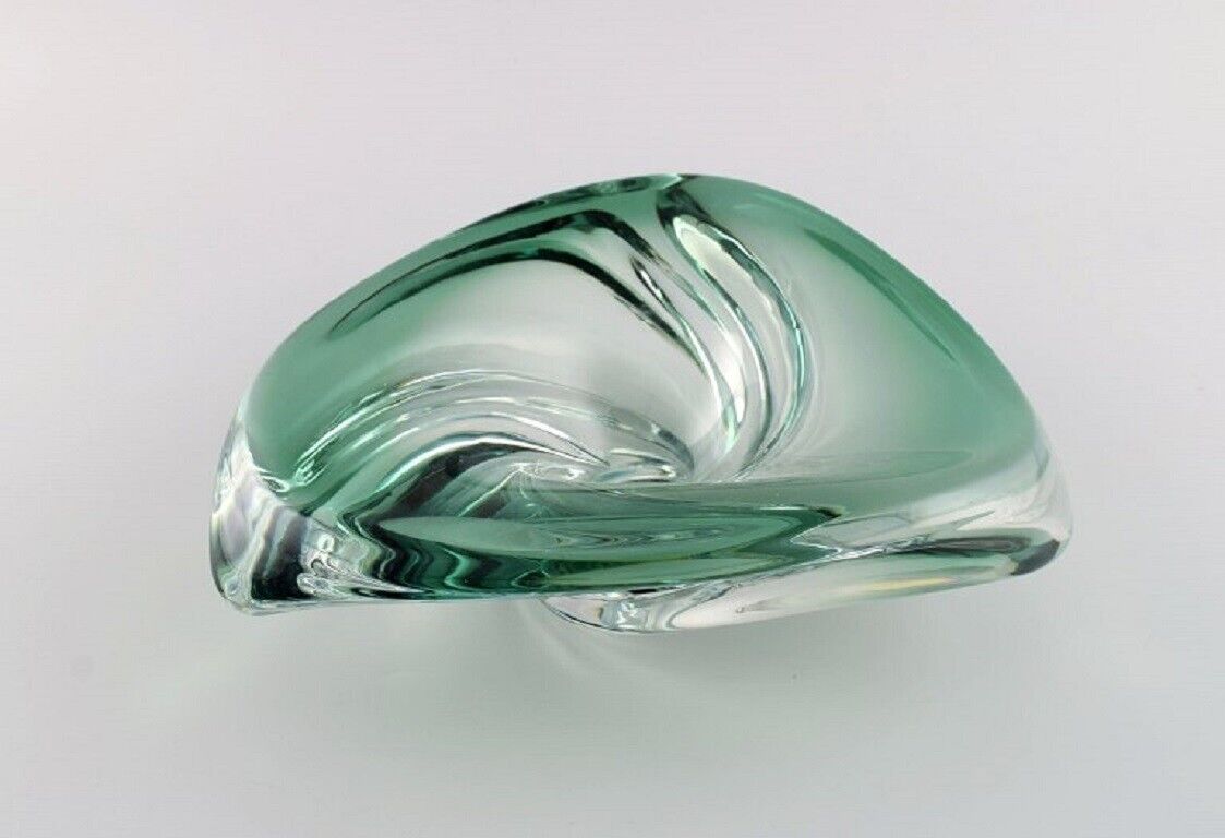 Murano bowl in green mouth-blown art glass Curved design Italy 1980s