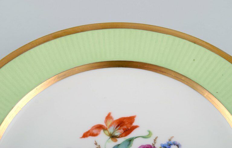 Royal Copenhagen plate in hand-painted porcelain with floral motif