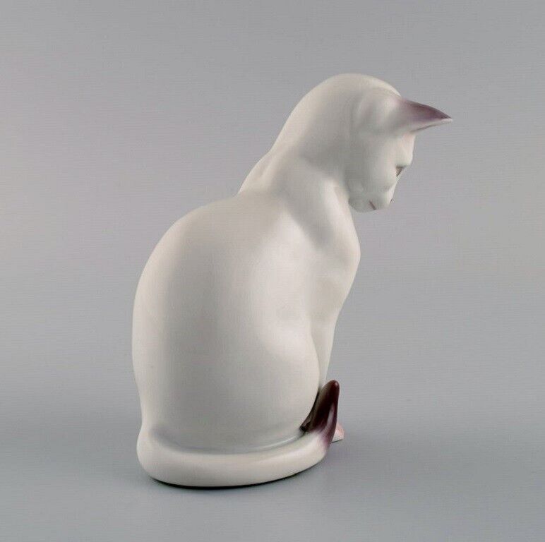 BG / Bing  Grondahl Sitting cat porcelain figurne Number 2476