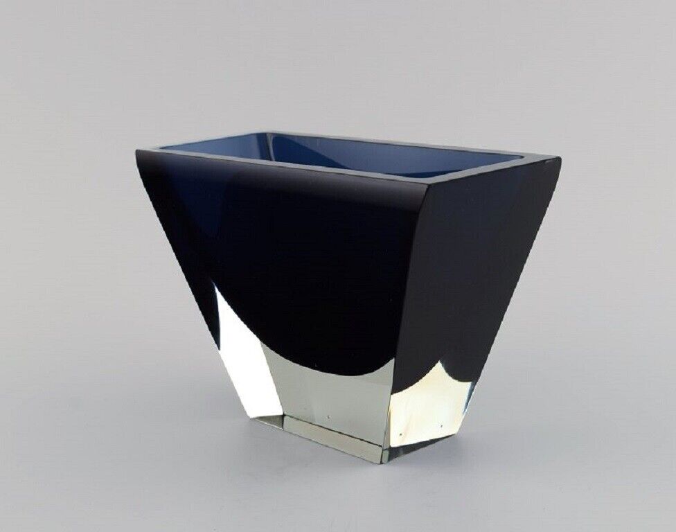 Harry Moilanen (1931-1991) Nuutajärvi Notsjö Vase in dark blue and clear glass