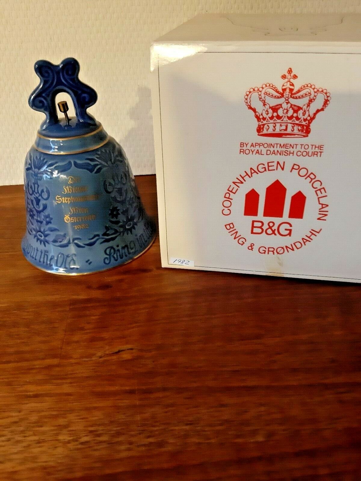 1982 Annual New Year Bell BING & GRONDAHL Royal Copenhagen ST STEPHAN CATHEDRAL