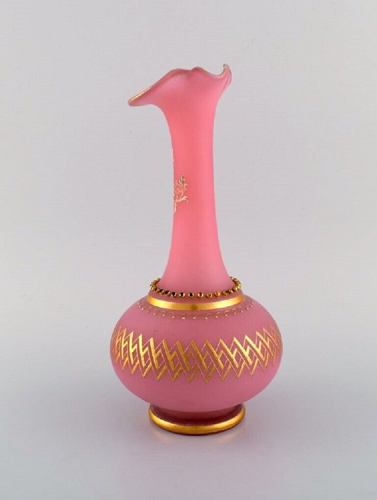 Large vase in pink mouth-blown art glass decorated with 24 carat gold leaf