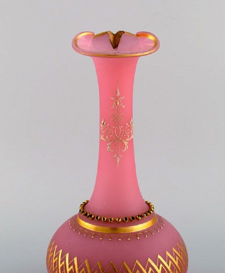 Large vase in pink mouth-blown art glass decorated with 24 carat gold leaf