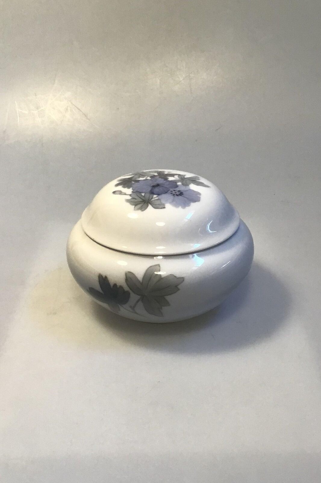 Royal Copenhagen Lidded bowl No 1763/400 with Floral motif